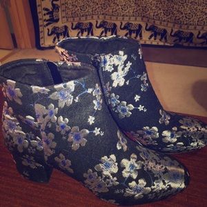Low cut floral boots